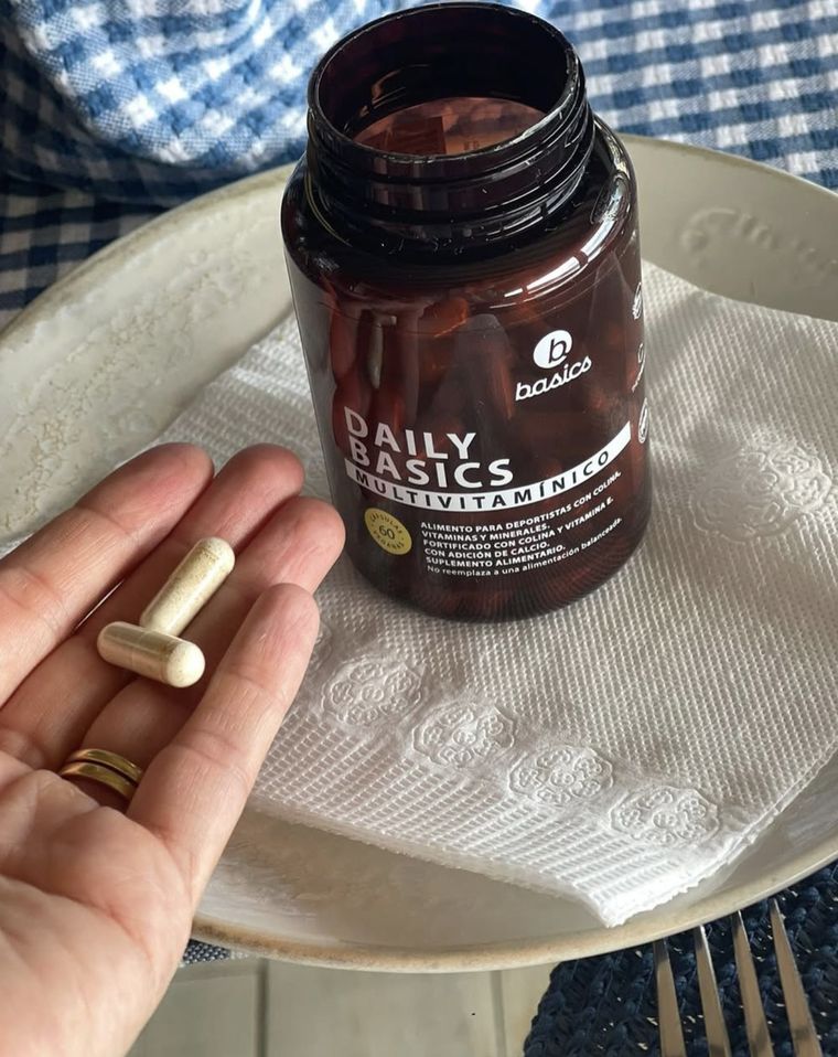 Pieza de Basics antes: frasco de multivitamínico sobre un plato con servilleta