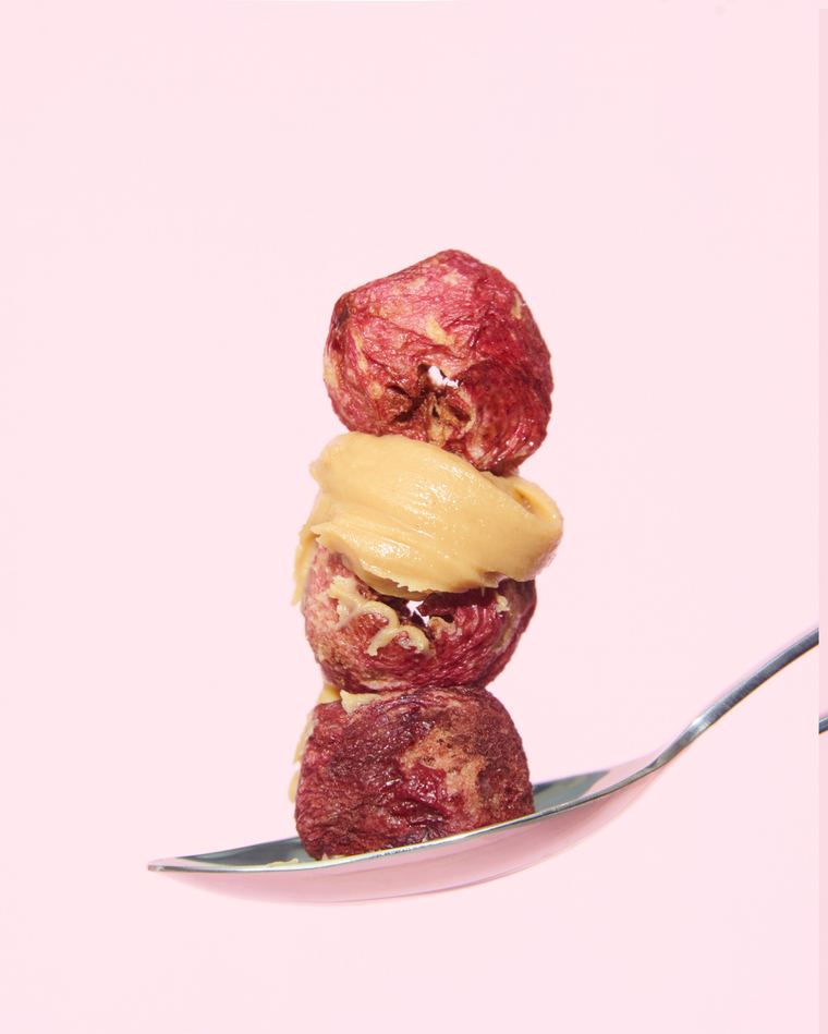 Pieza de atama después: frutas liofilizadas apiladas en una cuchara