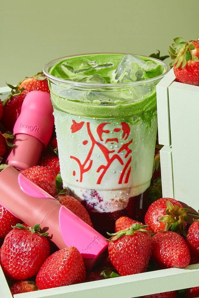 Matcha con frutillas y labiales Benefit