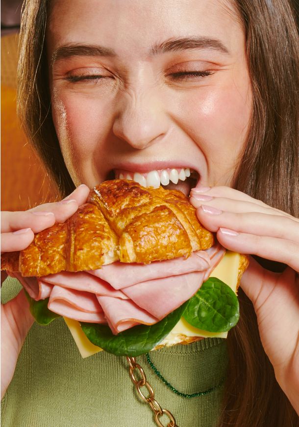Mujer comiendo un croissant