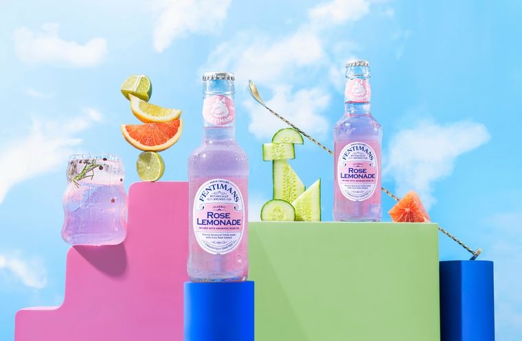 Botellas sobre podios de colores