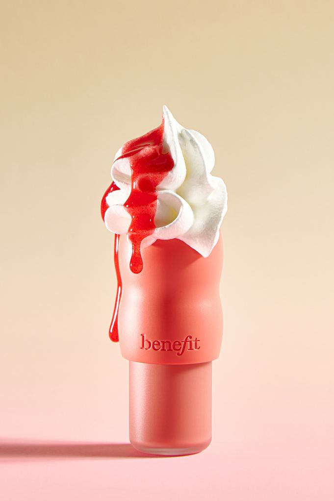 Batido con crema sobre fondo rosado